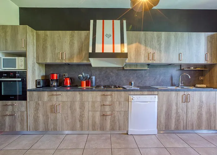 Hébergement de vacances Le Chant Des Tournesols Piscine Chauffée